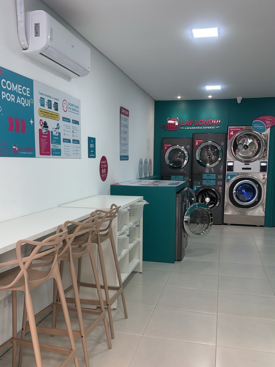 Salão da Lav Londri com bancada office, cadeiras e ar-condicionado